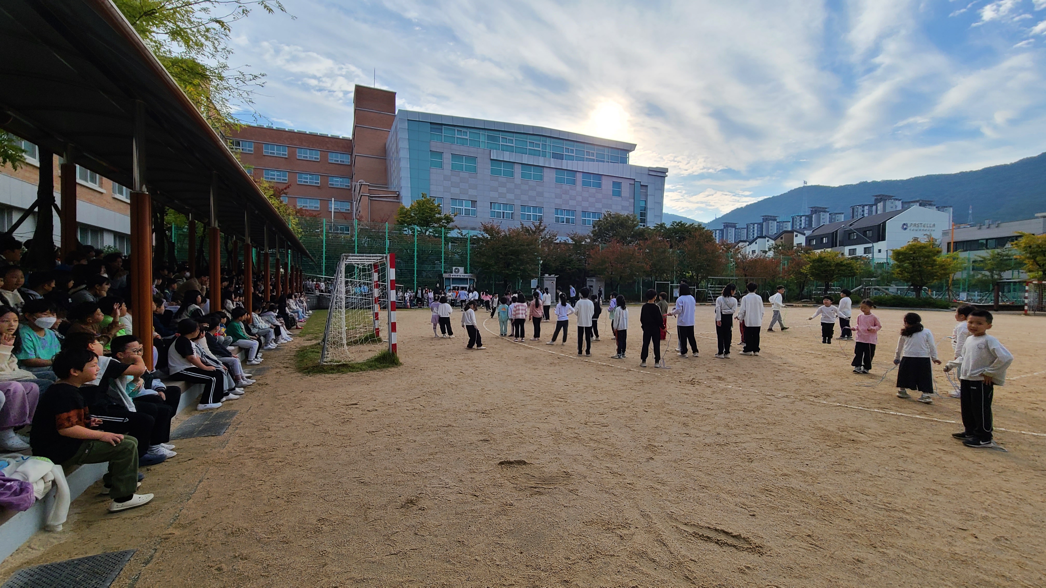 방곡초등학교 등굣길 공연 발표회 장면 